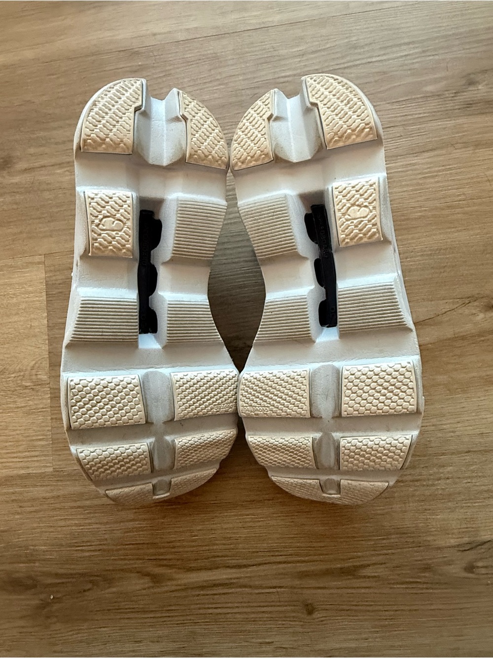 On Running White Womens Size 8 - Picture 6 of 8